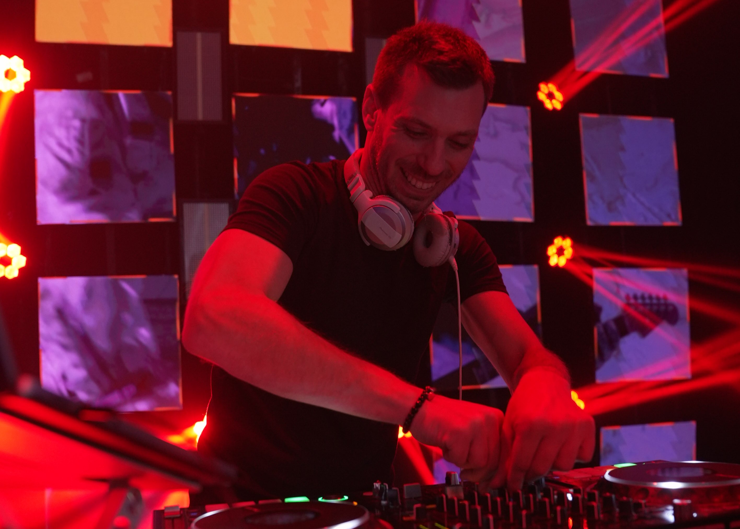 La ciencia de mantener la pista de baile llena: las claves de un DJ Sarapura