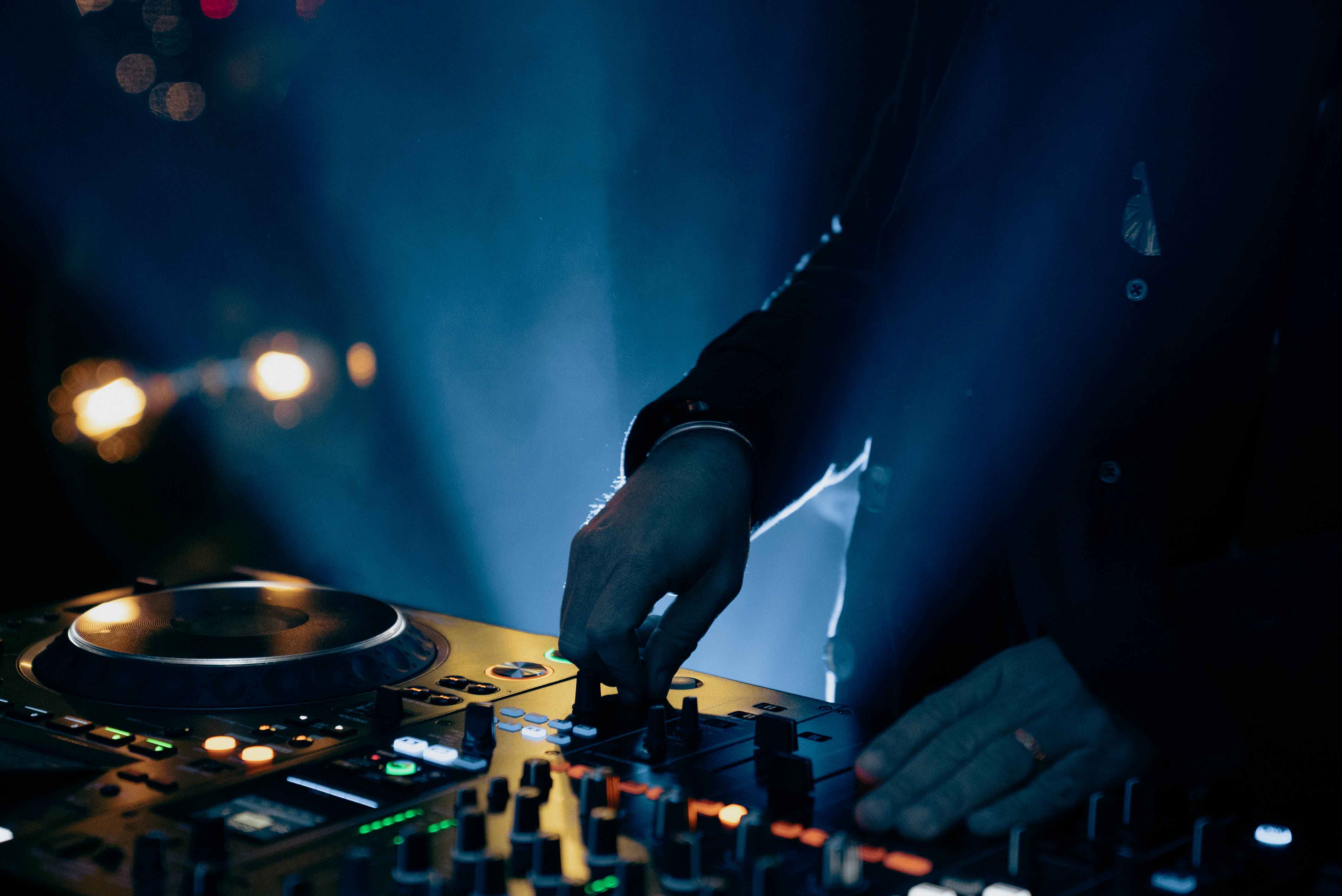 Detrás del remix: el arte de reinventar clásicos para la pista de baile