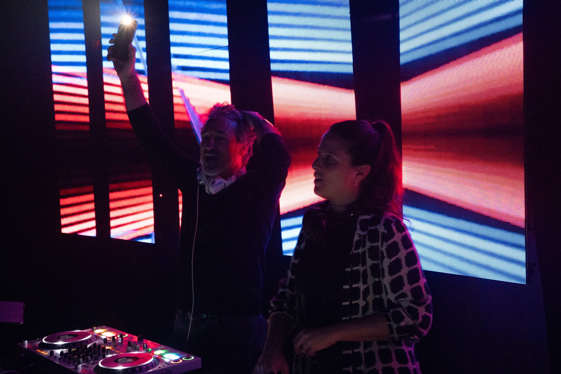 La energía de Juan Diego y Lagaïa que transforma fiestas: “Estamos hasta que venga la policía y nos eche”